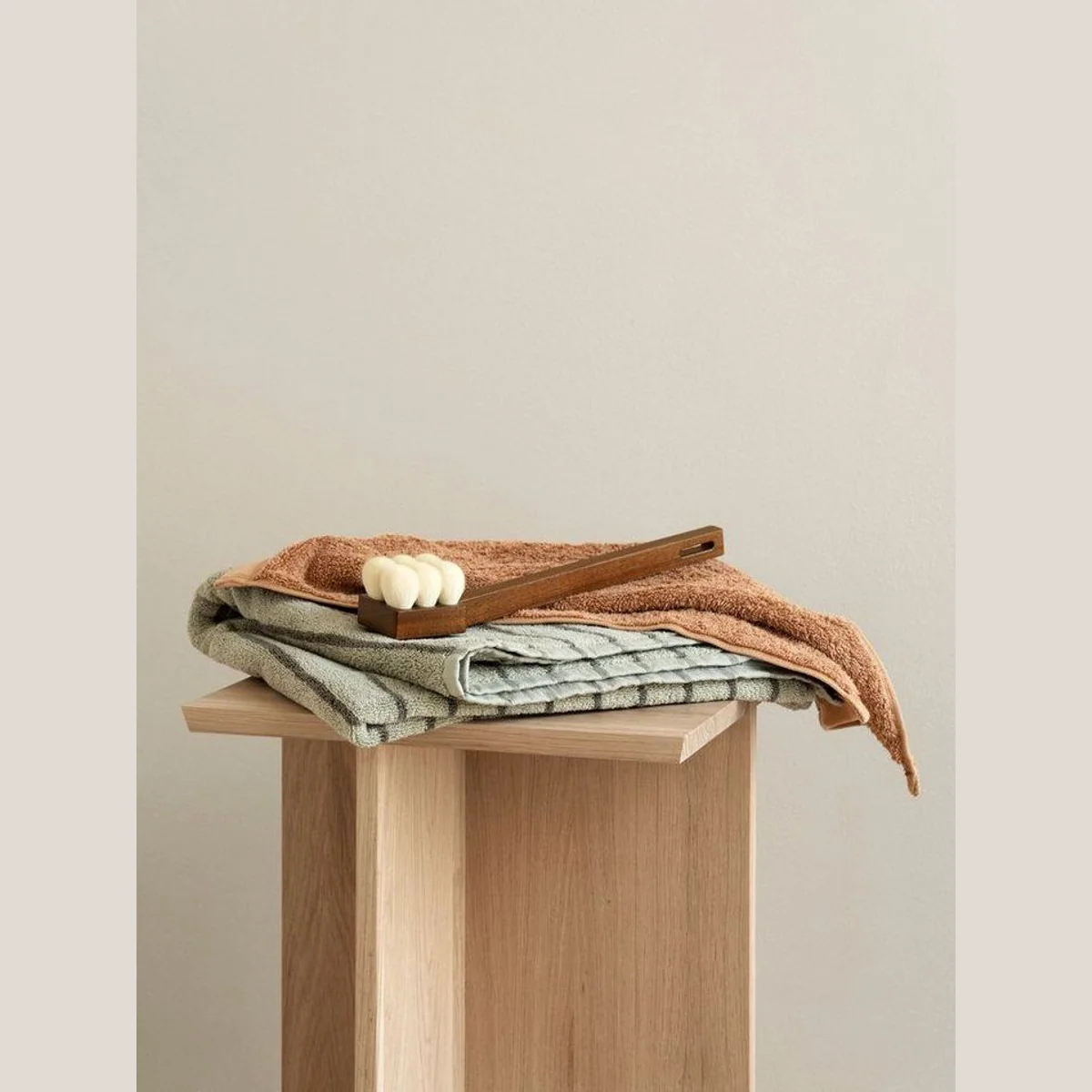 blomus Engawa Hocker, modernes Eichenholz, japanische Inspiration, vielseitig einsetzbar 3