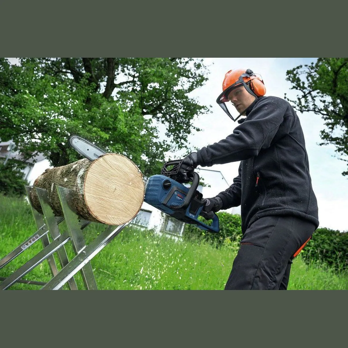 BOSCH GKE 18V-40 Akku-Kettensäge, kraftvoll und kompatibel — inkl. 1x Akku EXBA 5,5 Ah 3