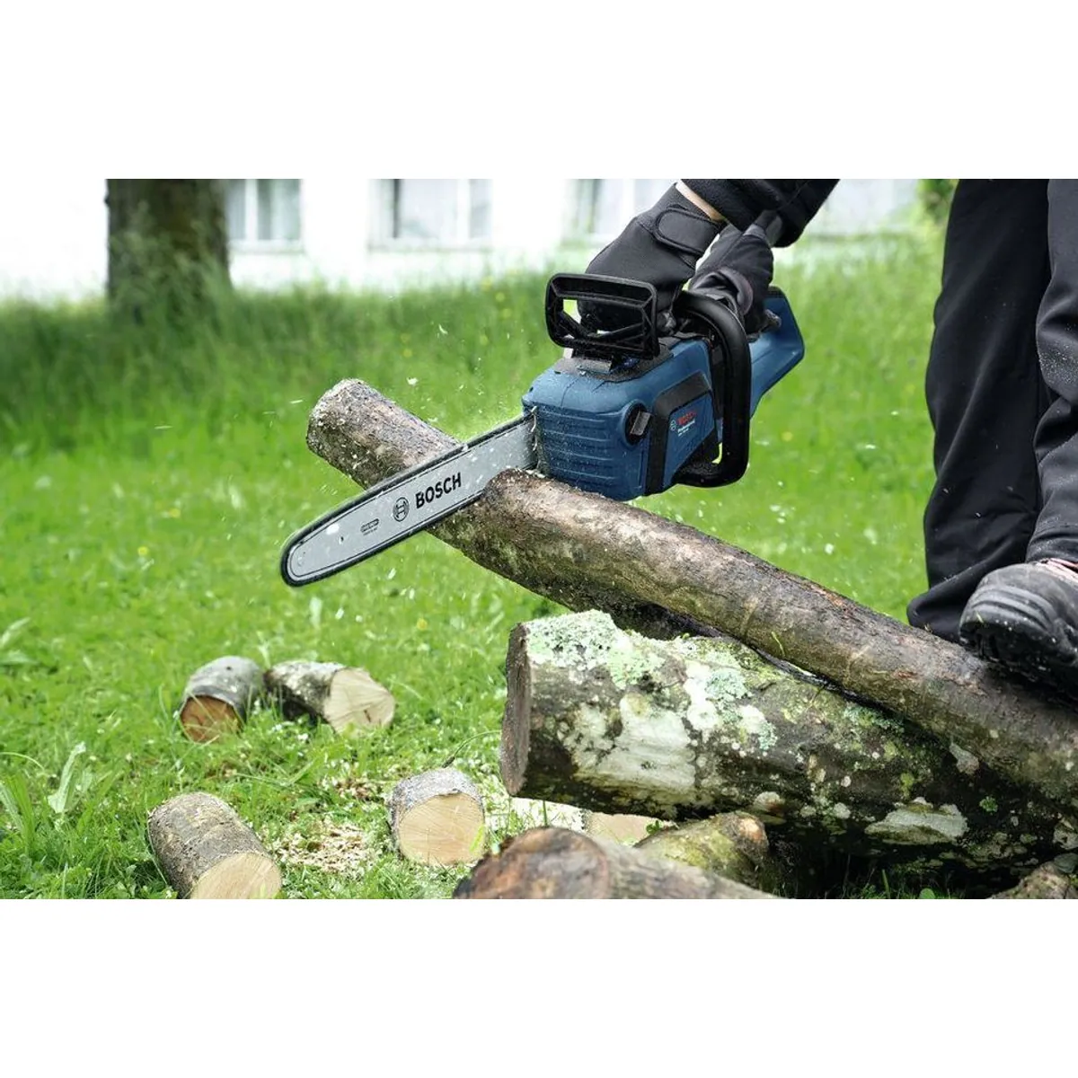 BOSCH GKE 18V-40 Akku-Kettensäge, kraftvoll und kompatibel — inkl. 1x Akku EXBA 5,5 Ah 5