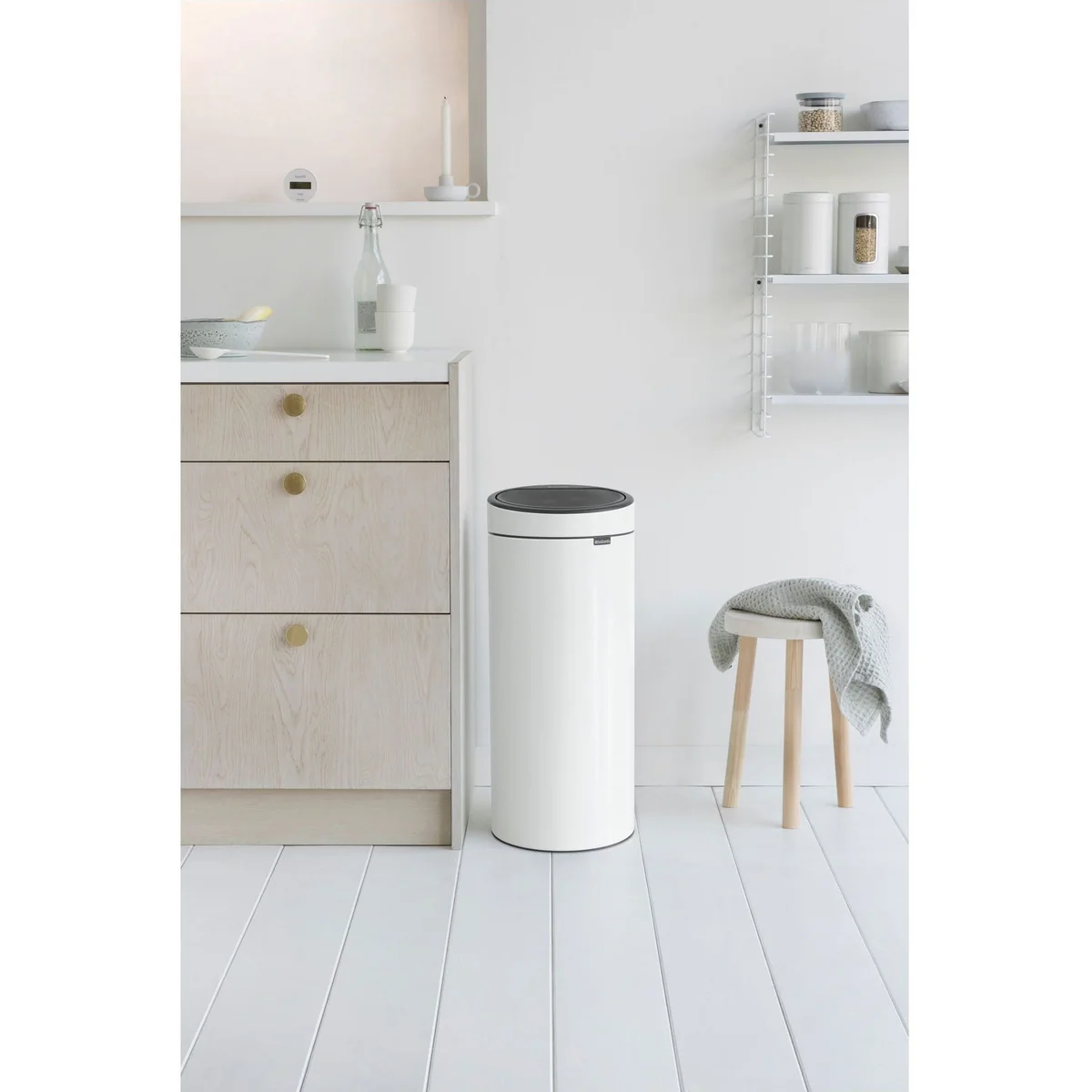 Brabantia Touch Bin 30L, kinderleichtes Öffnen, robustes Design 2