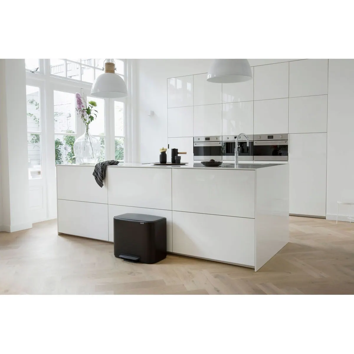 Brabantia Bo Treteimer 11 + 23L, hygienische Pedalbedienung, sanft schließender Deckel 2