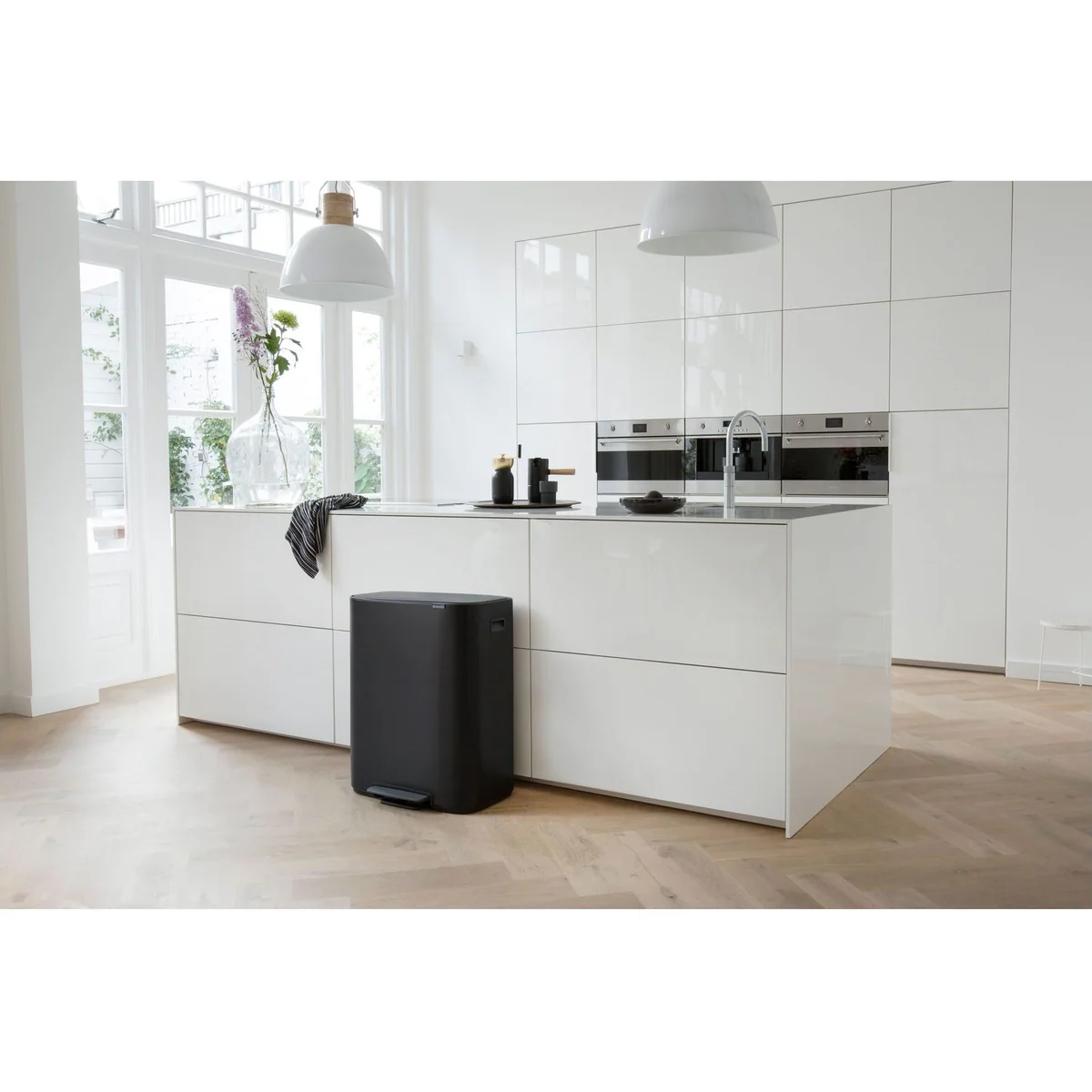 Brabantia Bo Treteimer, 2 x 30L, hygienische Pedalbedienung, sanft schließender Deckel 2