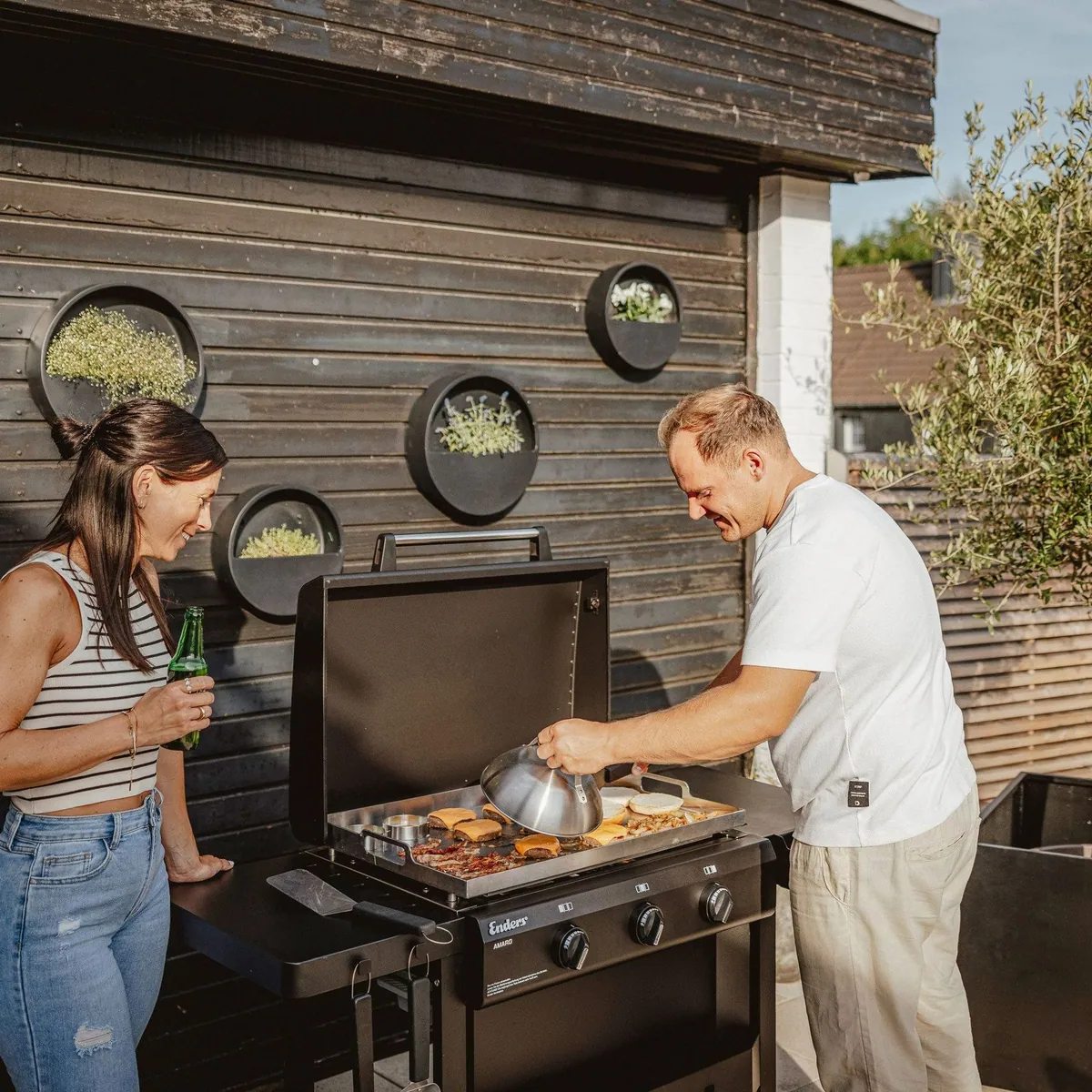 Enders AMARO Gasgrill, große Grillfläche, stufenlos regulierbare Brenner, abnehmbare Haube 2