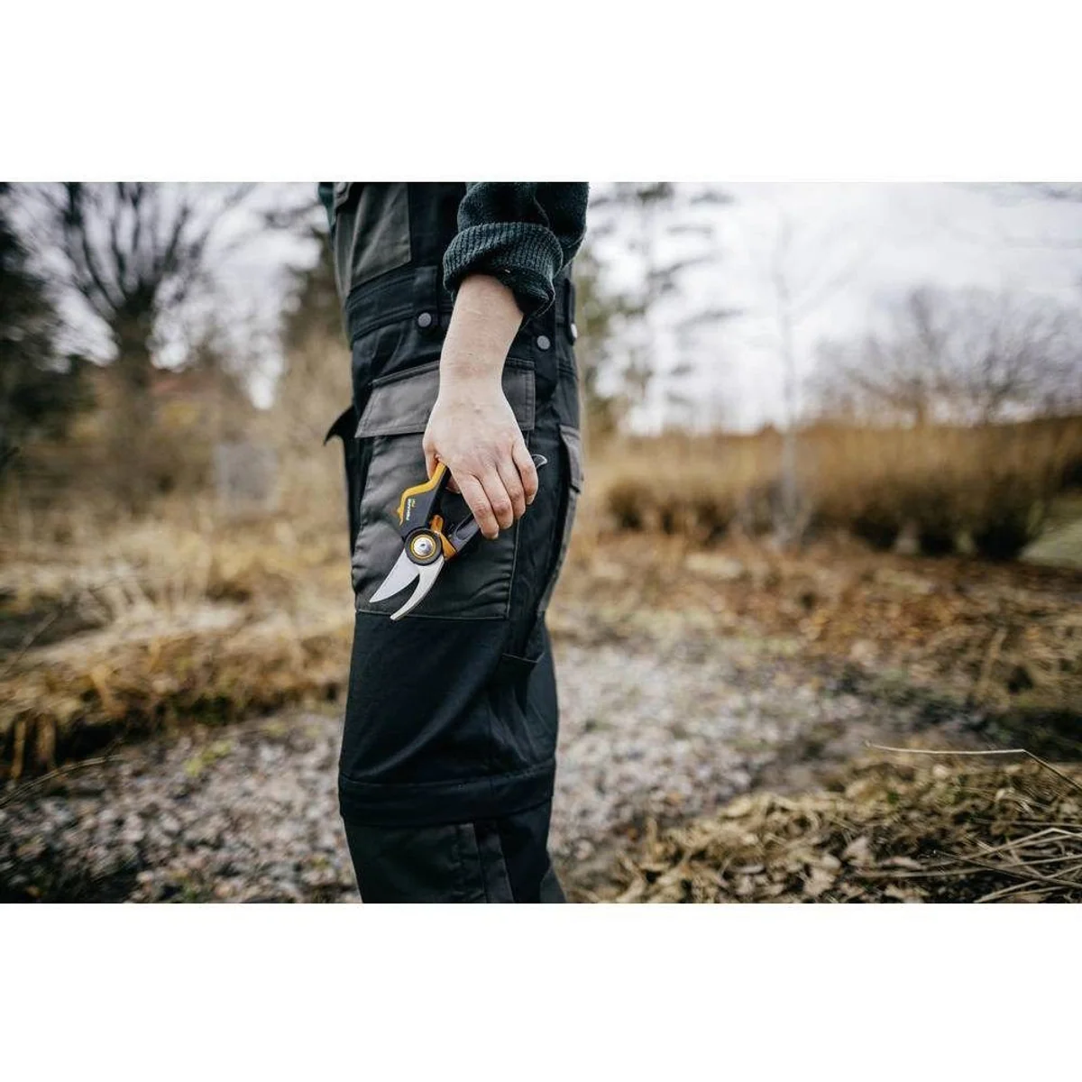 Fiskars X-series M Bypass-Gartenschere, maximale Schneidkraft, ergonomische Handhabung 3