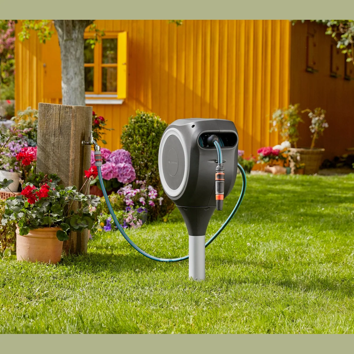GARDENA Wandschlauchbox RollUp S, 360° Drehung, einfache Handhabung, 15 m Schlauch 2
