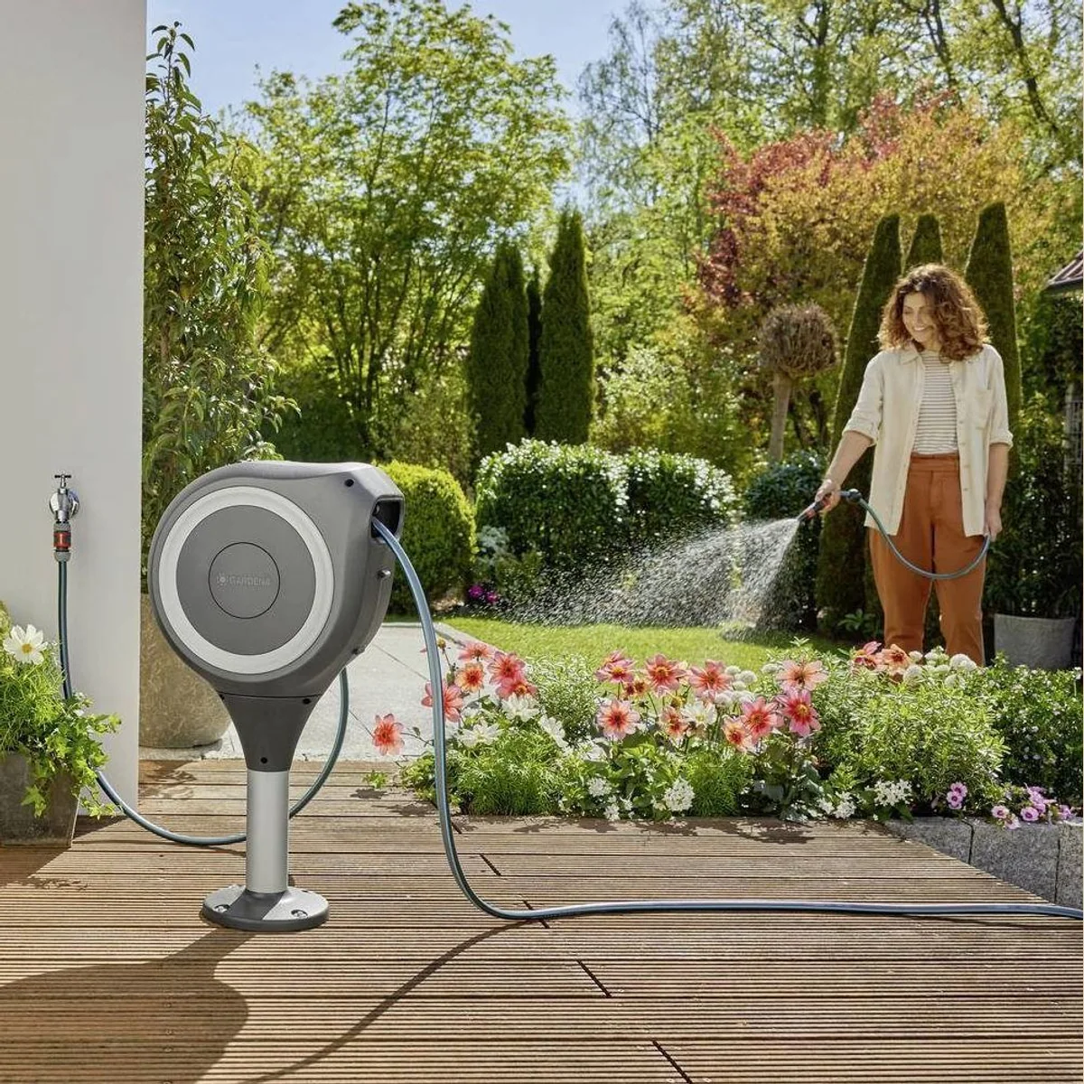 GARDENA Terrassen-Schlauchbox RollUp M, automatische Aufrollfunktion, 20 m Schlauch 2