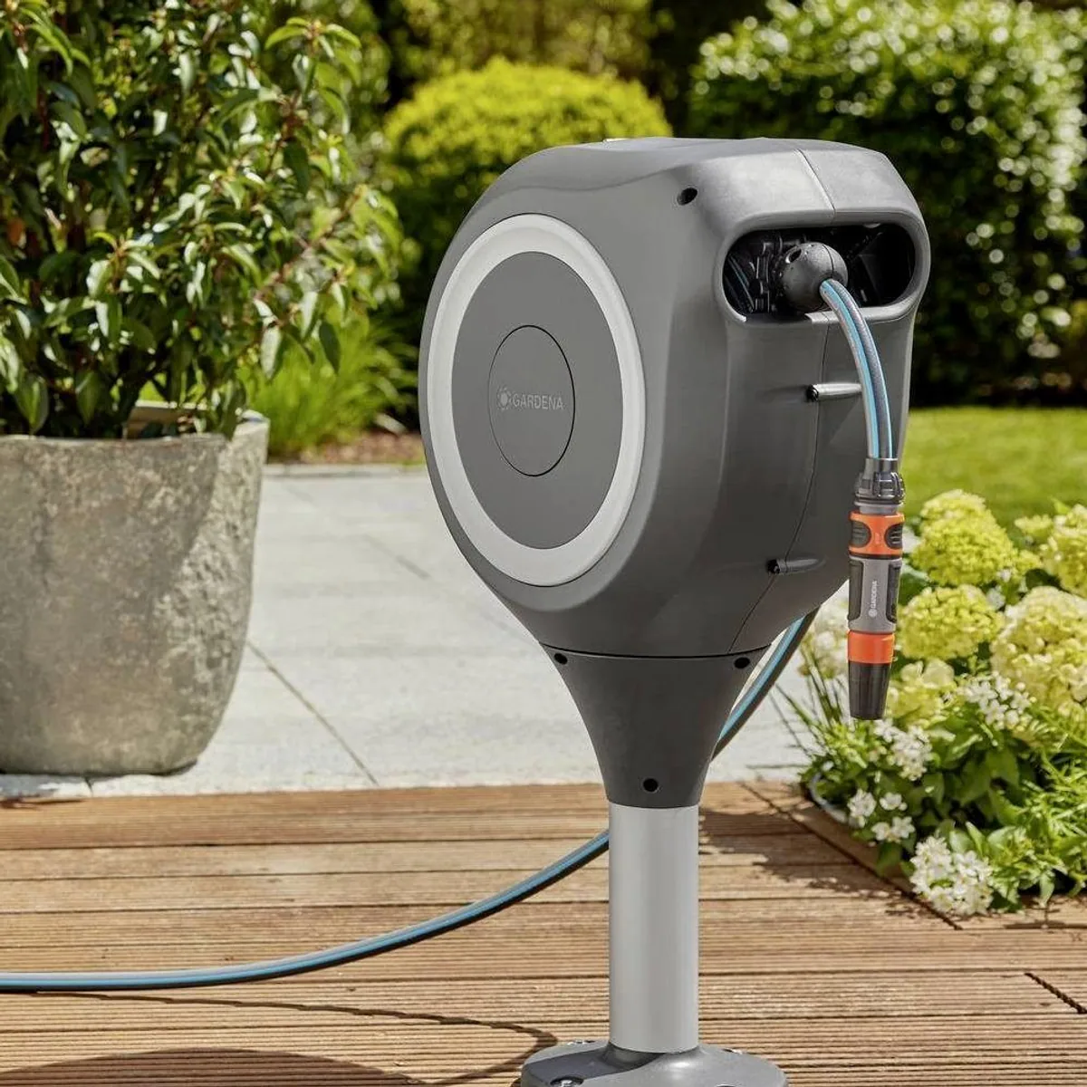 GARDENA Terrassen-Schlauchbox RollUp M, automatische Aufrollfunktion, 20 m Schlauch 3