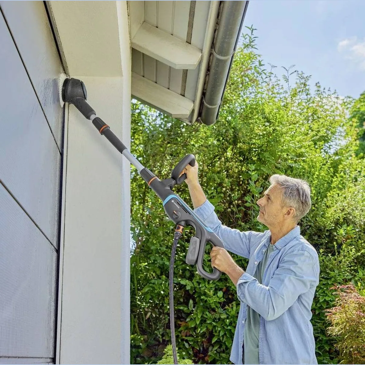 GARDENA Verlängerungsstiel für AquaBrush, höhere Reichweite, ergonomische Handhabung 3