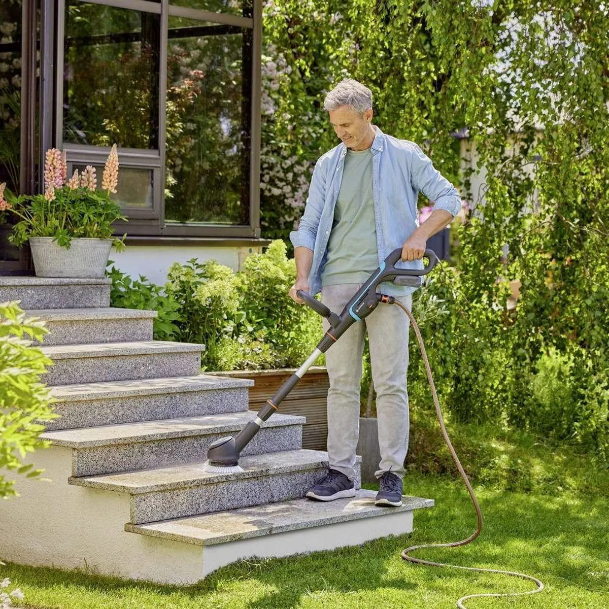 GARDENA Verlängerungsstiel für AquaBrush, höhere Reichweite, ergonomische Handhabung 4