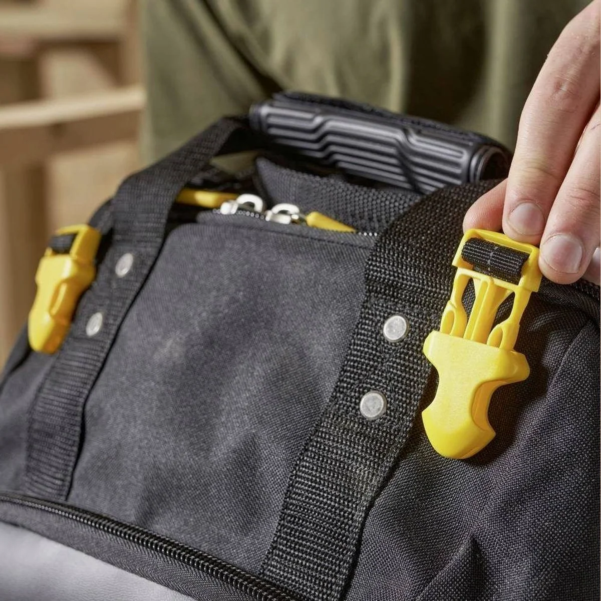 STANLEY Fatmax Quick Access Rucksack, gepolsterter Rücken, wasserabweisender Boden 4