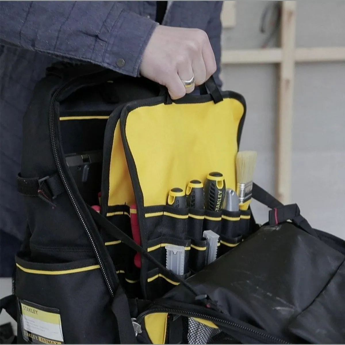 STANLEY FatMax Werkzeugrucksack, robuster Transport für Werkzeuge und Laptop 3