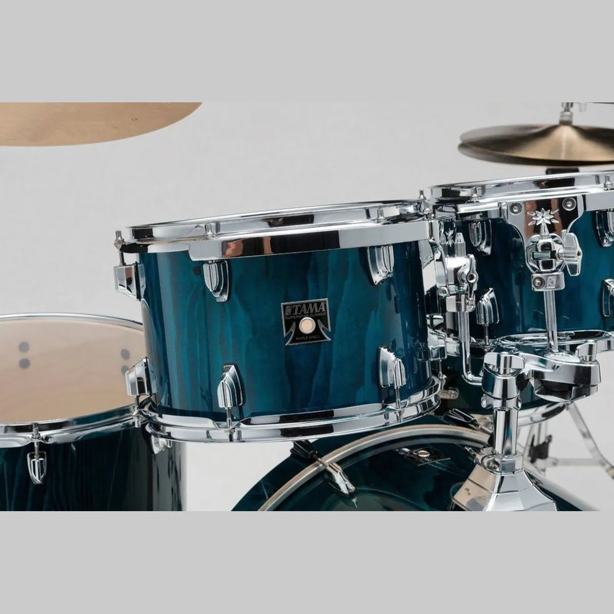 Tama Superstar Classic Drumkit, klassisches Design, kraftvolle Resonanz, flexibles MTH600 Zubehör 3