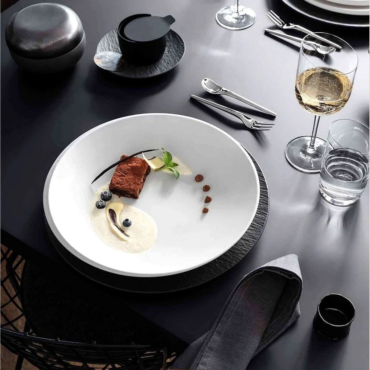 Villeroy & Boch NewMoon Schalen- und Tellerset, 6-teilig für 2 Personen — elegantes Design, spülmaschinenfest, vielseitig einsetzbar 5