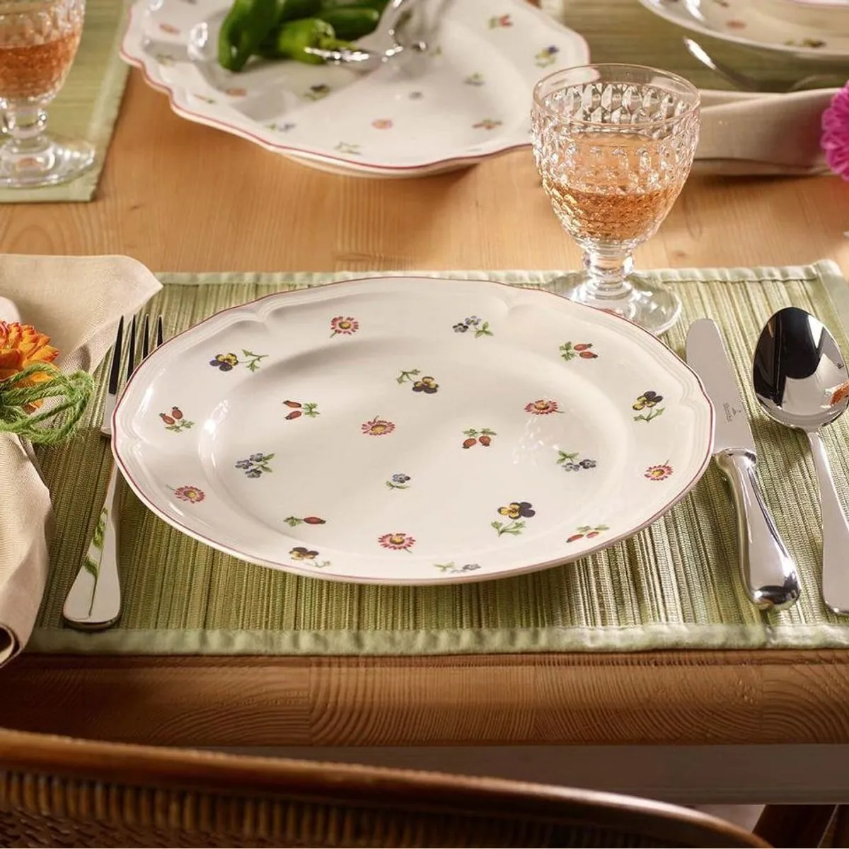 Villeroy & Boch Petite Fleur Teller-Set, 18-teilig, für 6 Personen — feines Porzellan, spülmaschinenfest, mikrowellensicher 3
