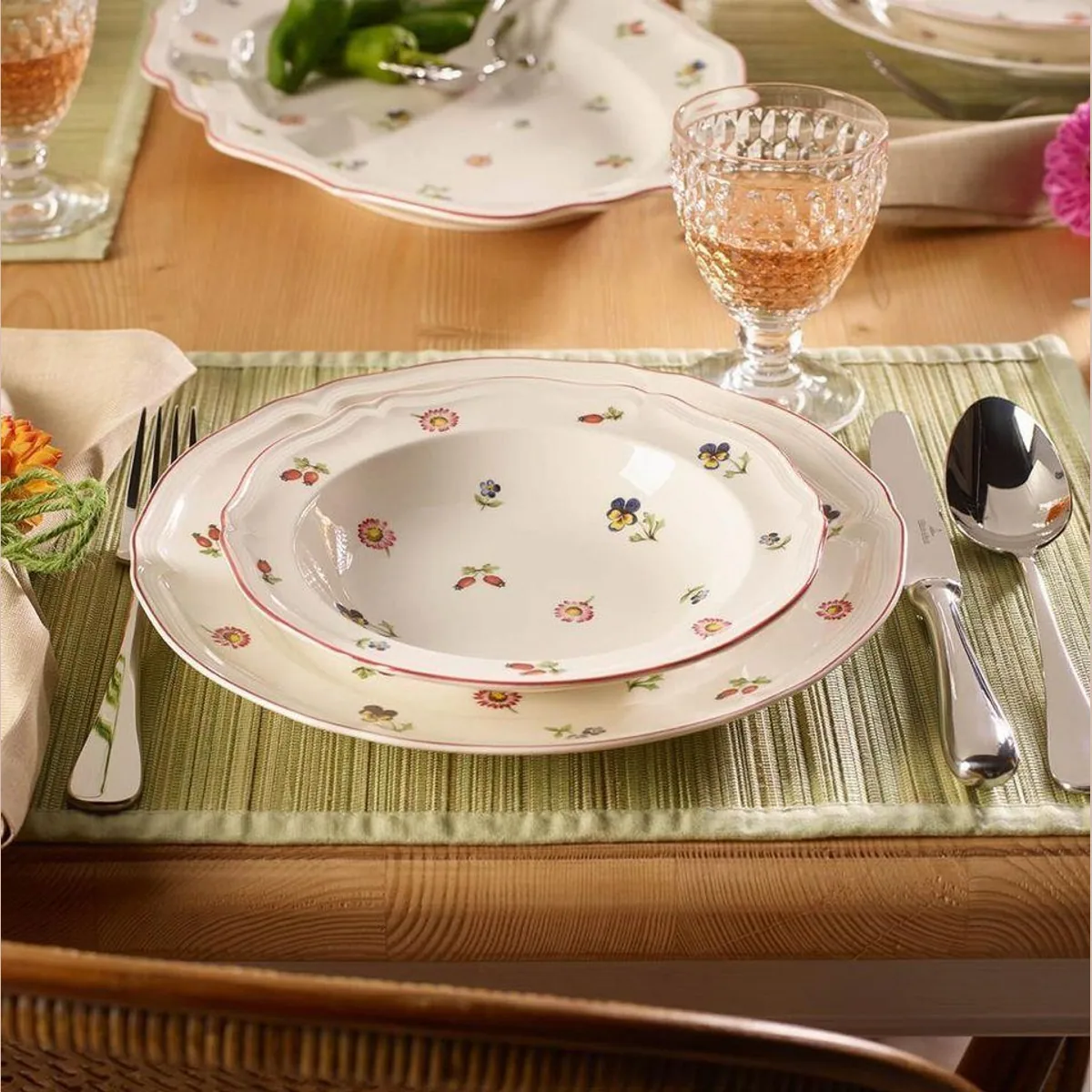Villeroy & Boch Petite Fleur Teller-Set, 18-teilig, für 6 Personen — feines Porzellan, spülmaschinenfest, mikrowellensicher 4