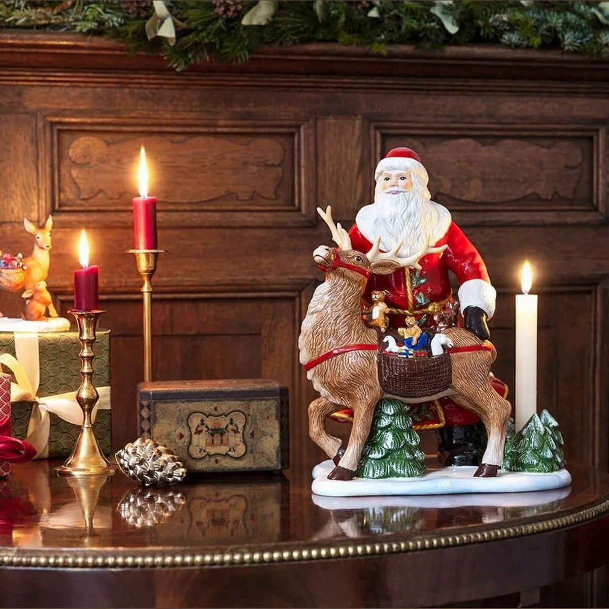 Villeroy & Boch Weihnachtsfigur Santa mit Hirsch, dekorativ, kerzenhaltend, nostalgisch 2