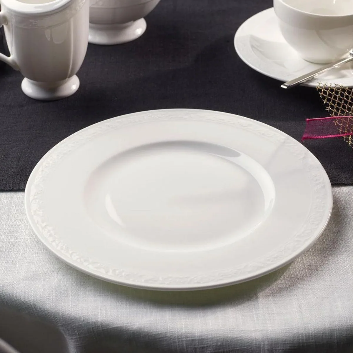 Villeroy & Boch White Pearl Teller-Set, elegantes Design, 18-teilig — für 6 Personen 2