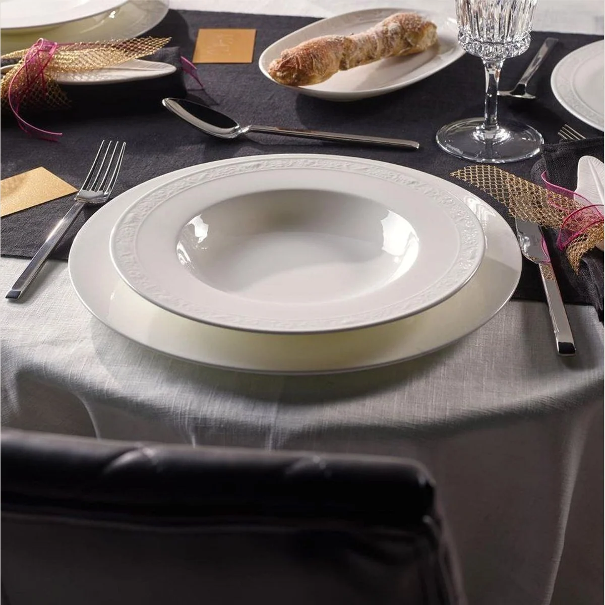 Villeroy & Boch White Pearl Teller-Set, elegantes Design, 18-teilig — für 6 Personen 4