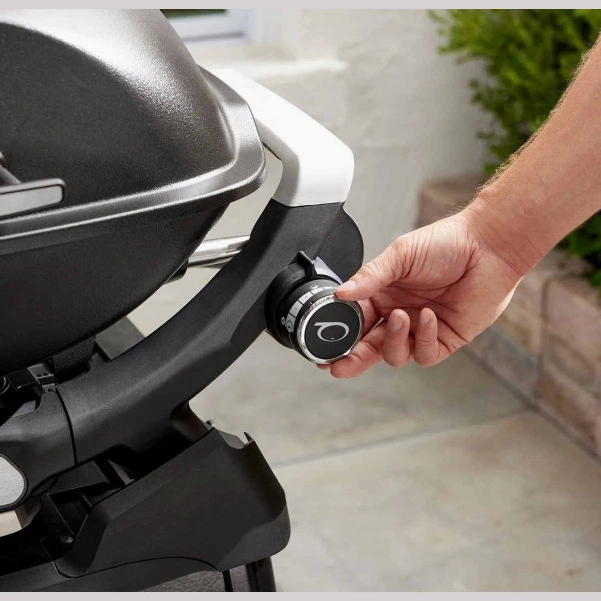 Weber Q2200N Gasgrill, präzise Temperaturkontrolle und abnehmbare Seitentische 4