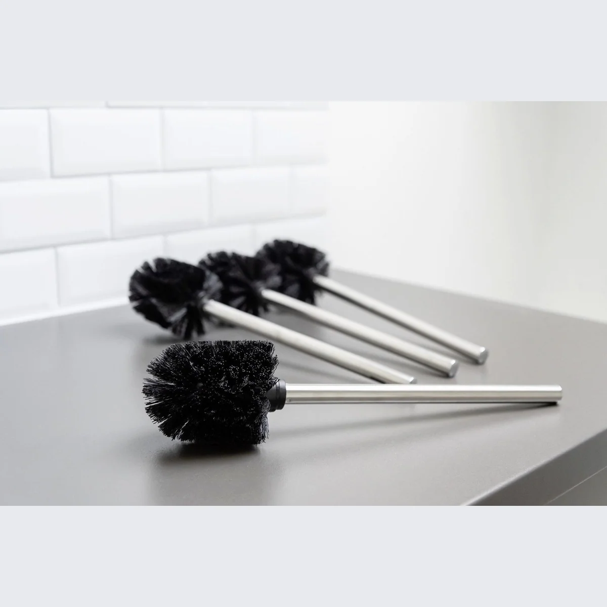 Wenko WC-Reinigungsbürste Set, 4-teilig, rostfreier Edelstahlstiel, flexible Kunststoffborsten 2