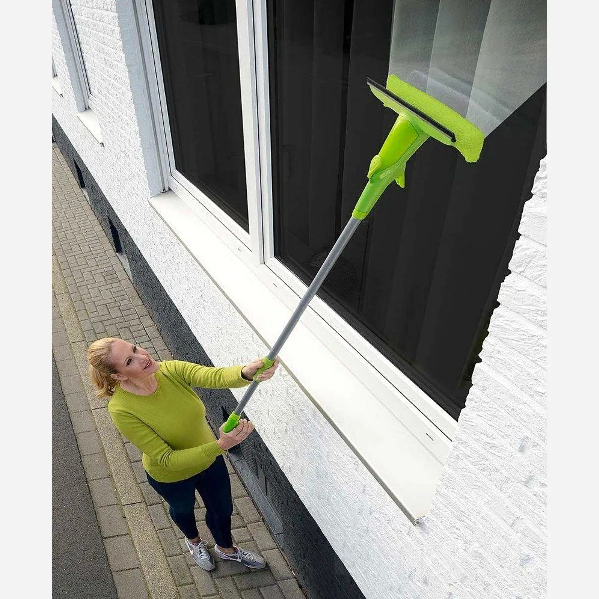 Wenko Reinigungsbürste Sprüh-Fensterwischer, Fensterputzen ohne Putzeimer, robuster Aluminiumstiel