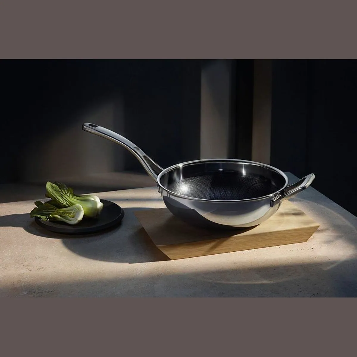WMF Wok Profi Resist, 28 cm, kratzfest, Antihaftversiegelung, mehrschichtiger Aufbau 2