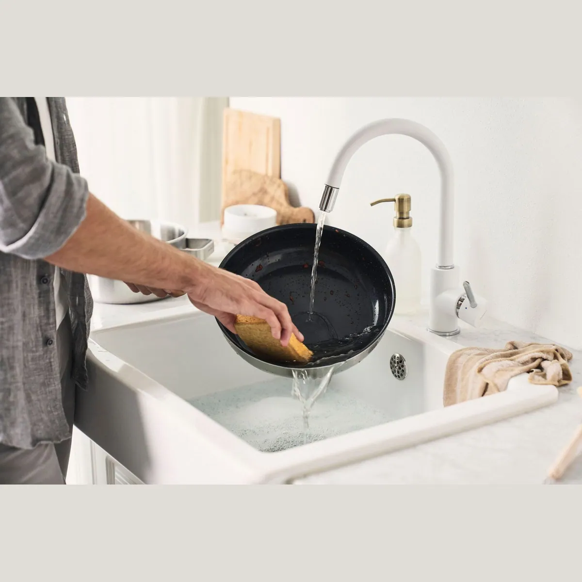 Zwilling Bratpfanne Pure, Edelstahl 18/10, langlebige Keramikbeschichtung, Stay-Cool Griffe 3