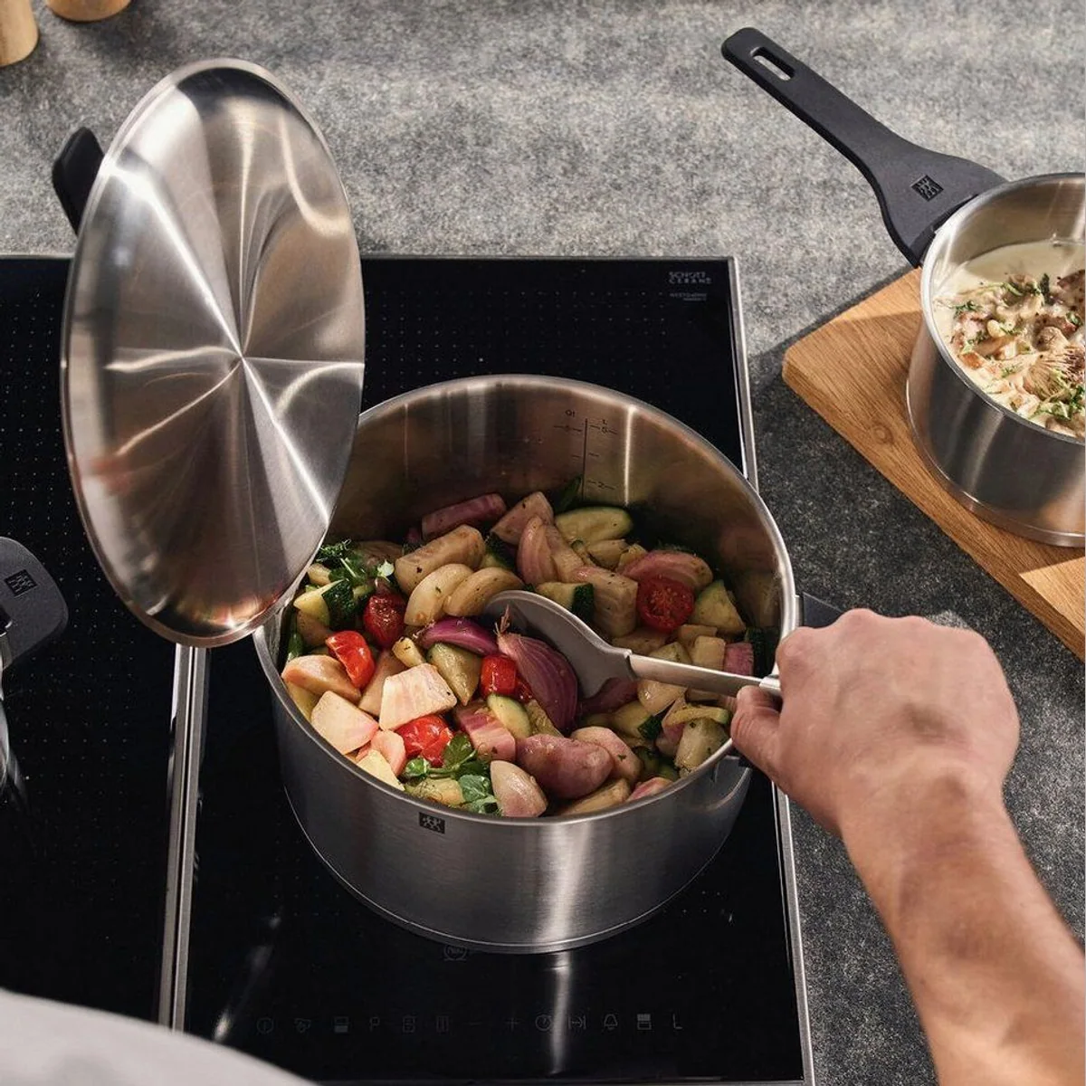 Zwilling Topf-Set More, Edelstahl 18/10, stapelbar, innovative Deckel, kühlbleibende Griffe 4