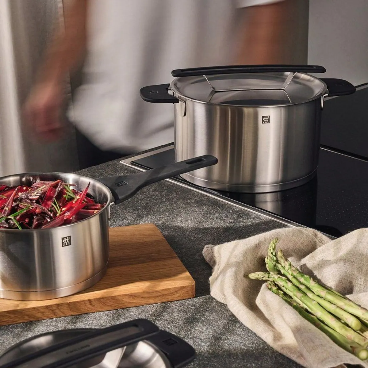 Zwilling Topf-Set More, Edelstahl 18/10, stapelbar, innovative Deckel, kühlbleibende Griffe 5